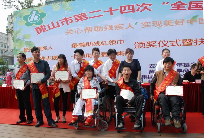 集聚社会力量,为贫困老人送光明