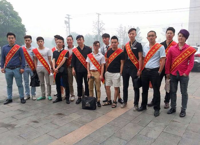 蚌埠市美容美发行业协会志愿者为老人免费理发
