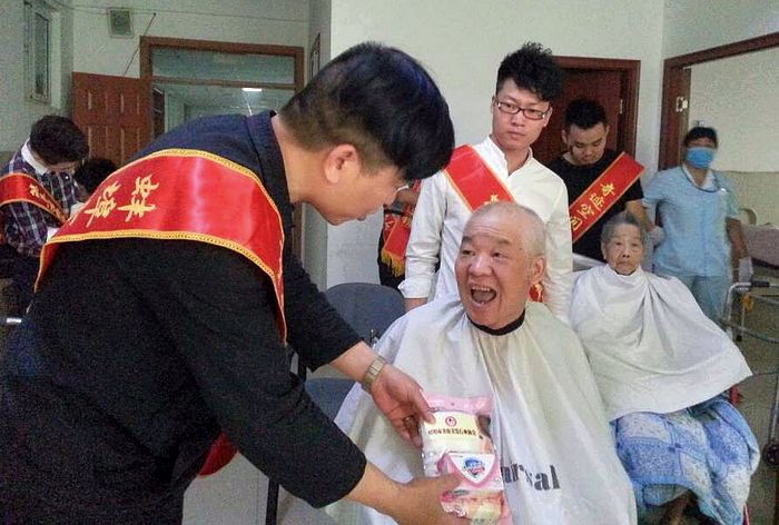 蚌埠市美容美发行业协会志愿者为老人免费理发